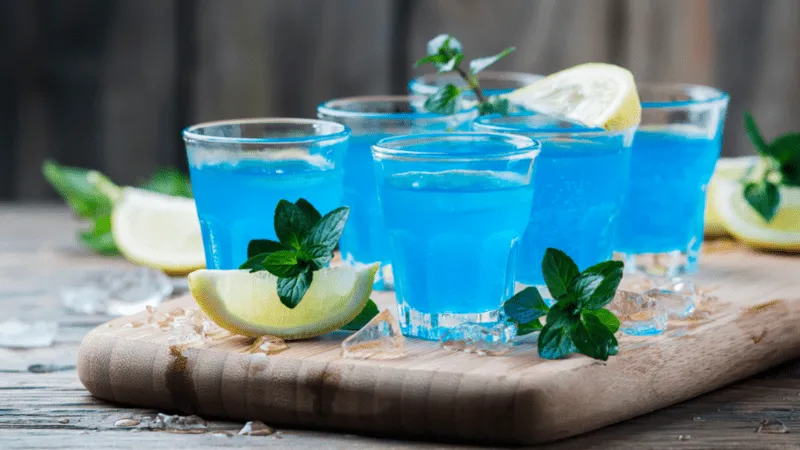 różne drinki z blue curacao
