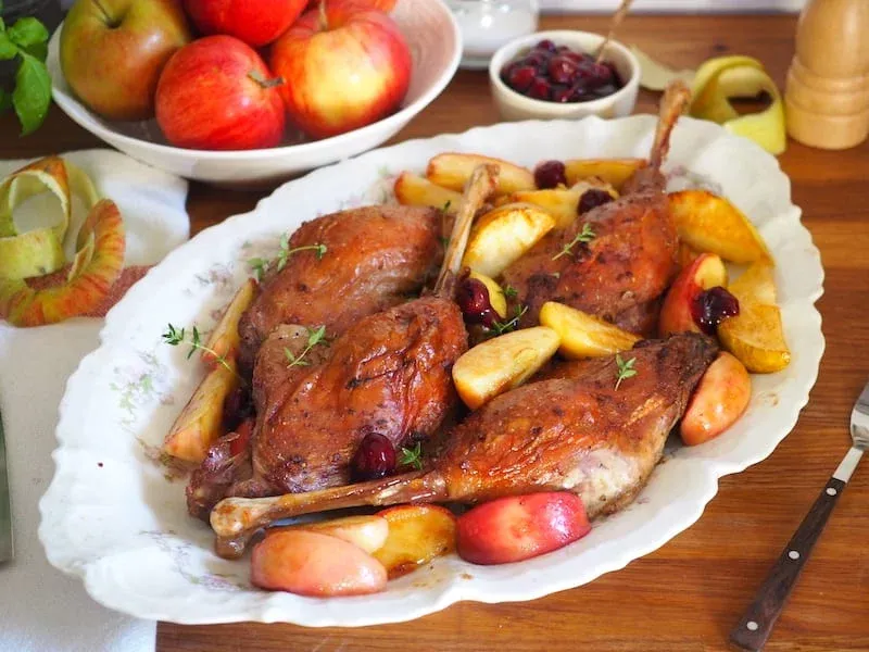 gęsina pieczona z jabłkami i żurawiną