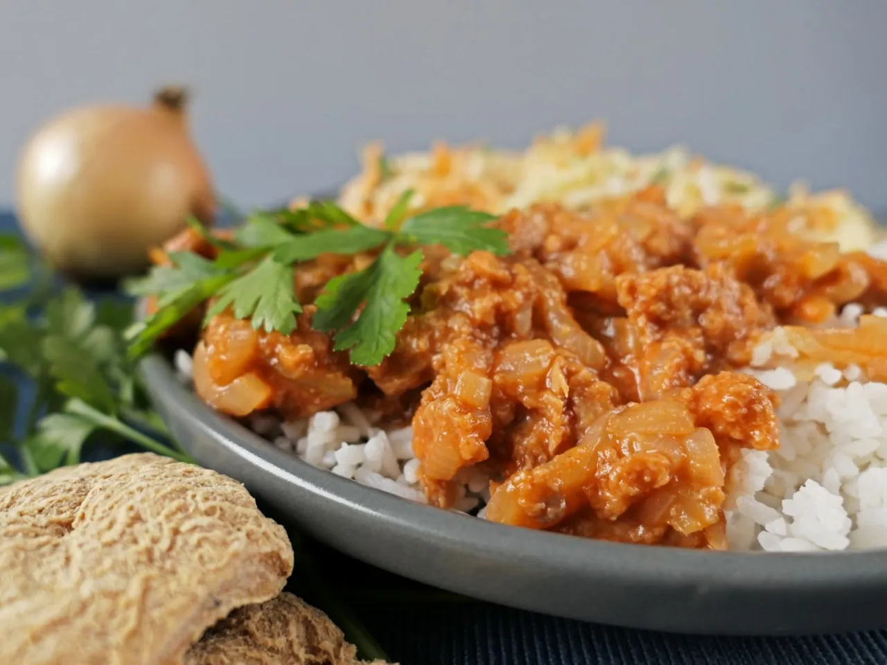 Tradycyjny polski obiad z kotletem sojowym i ziemniakami