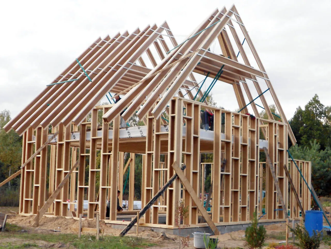 Wizualizacja dwóch metod obliczania drewna na dom szkieletowy