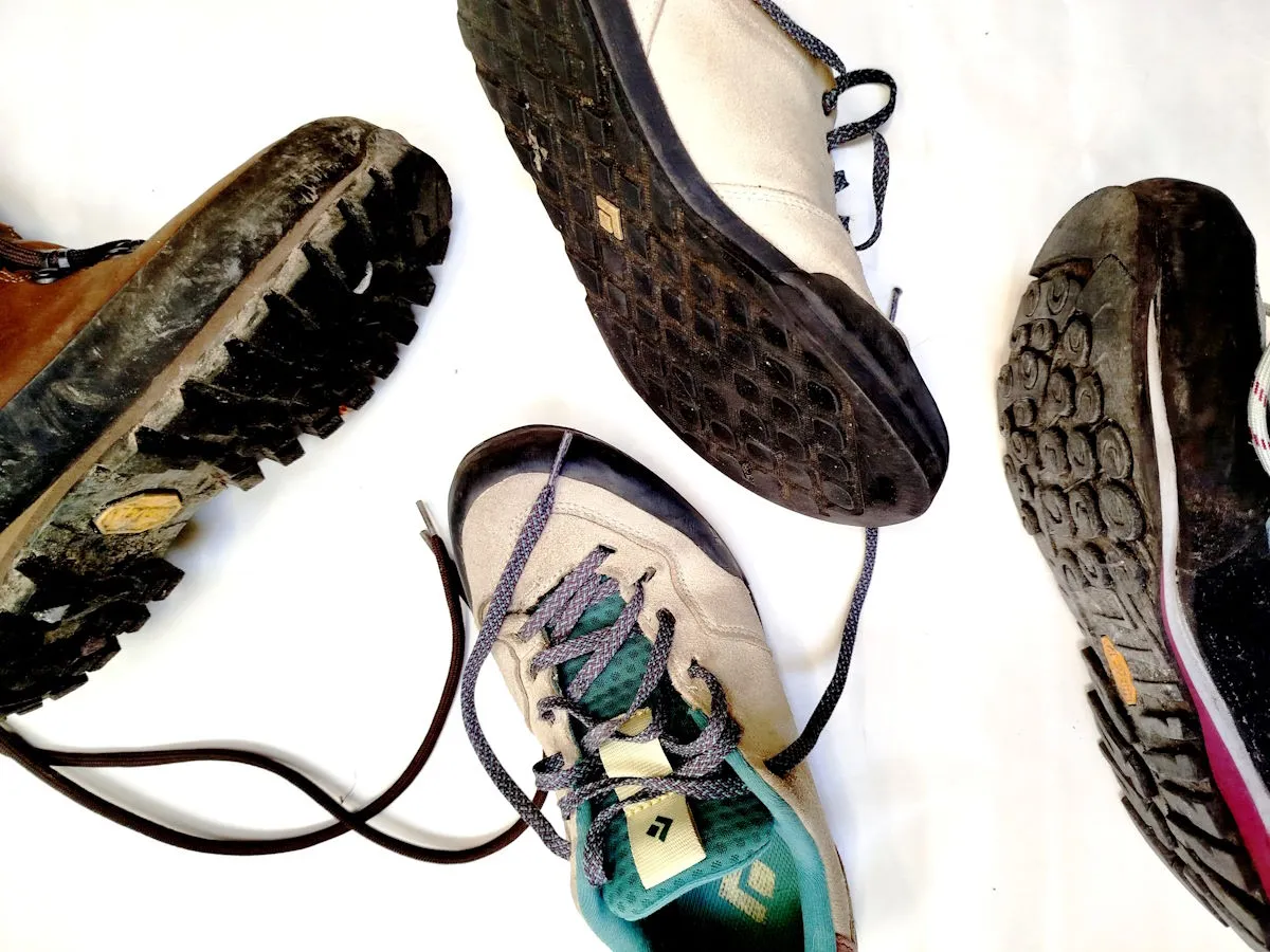 uszkodzone buty trekkingowe przez niewłaściwą pielęgnację