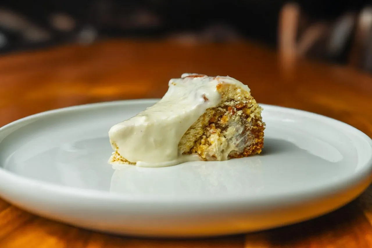 Sernik z polewą śmietanową po upieczeniu