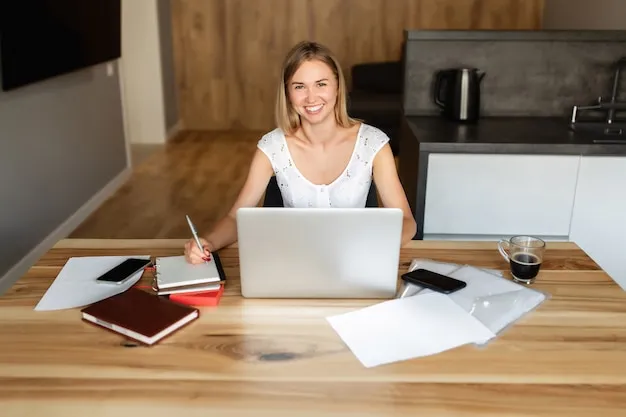 osoba korzystająca ze słownika online na laptopie w domowym biurze