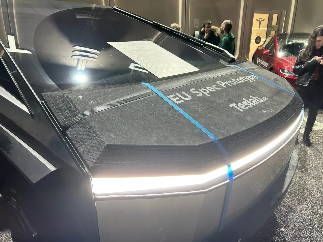 Prototyp Tesla Cybertruck z napisem 