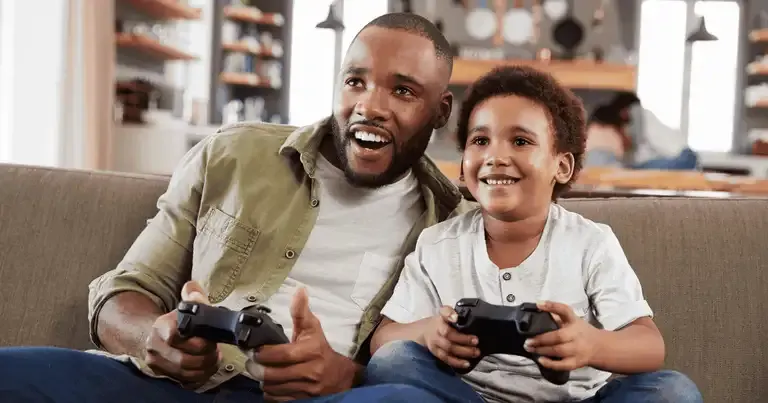 Rodzice i dziecko grający razem w gry, świadome wybory gier dla dzieci