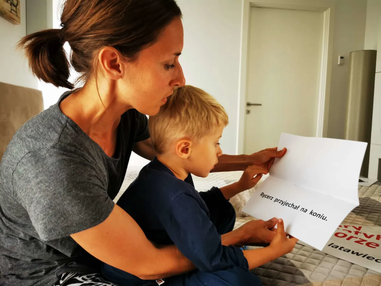 Dziecko czytające z trudnością