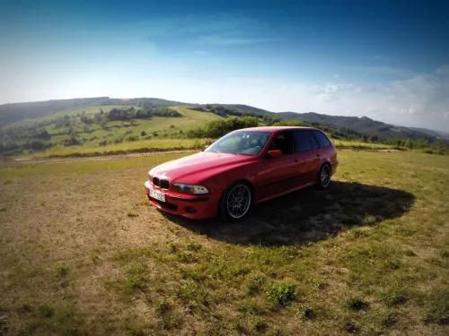 BMW E39 530d na tle krajobrazu
