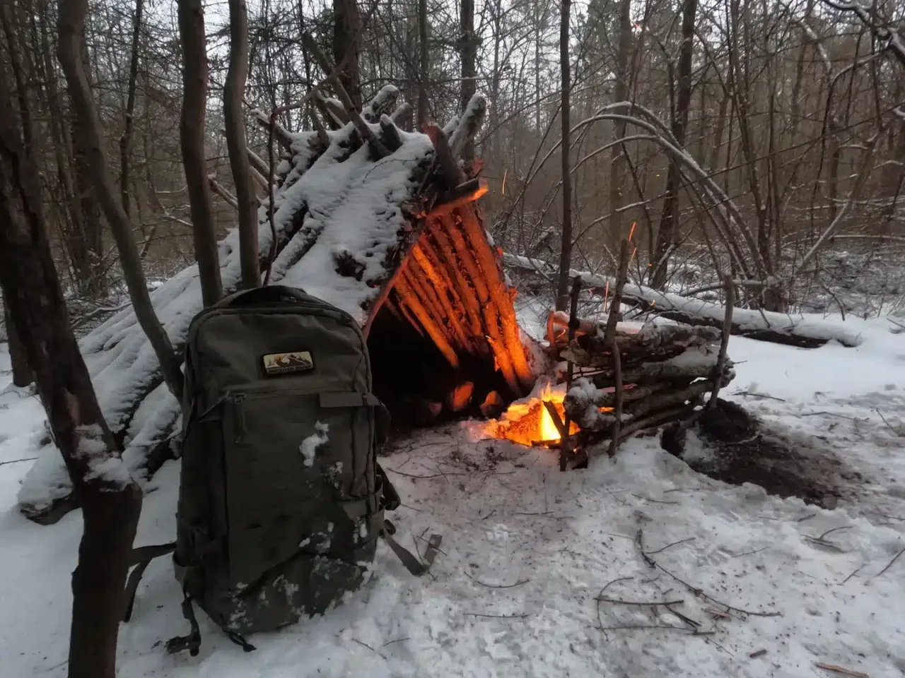 budowa szałasu zimą