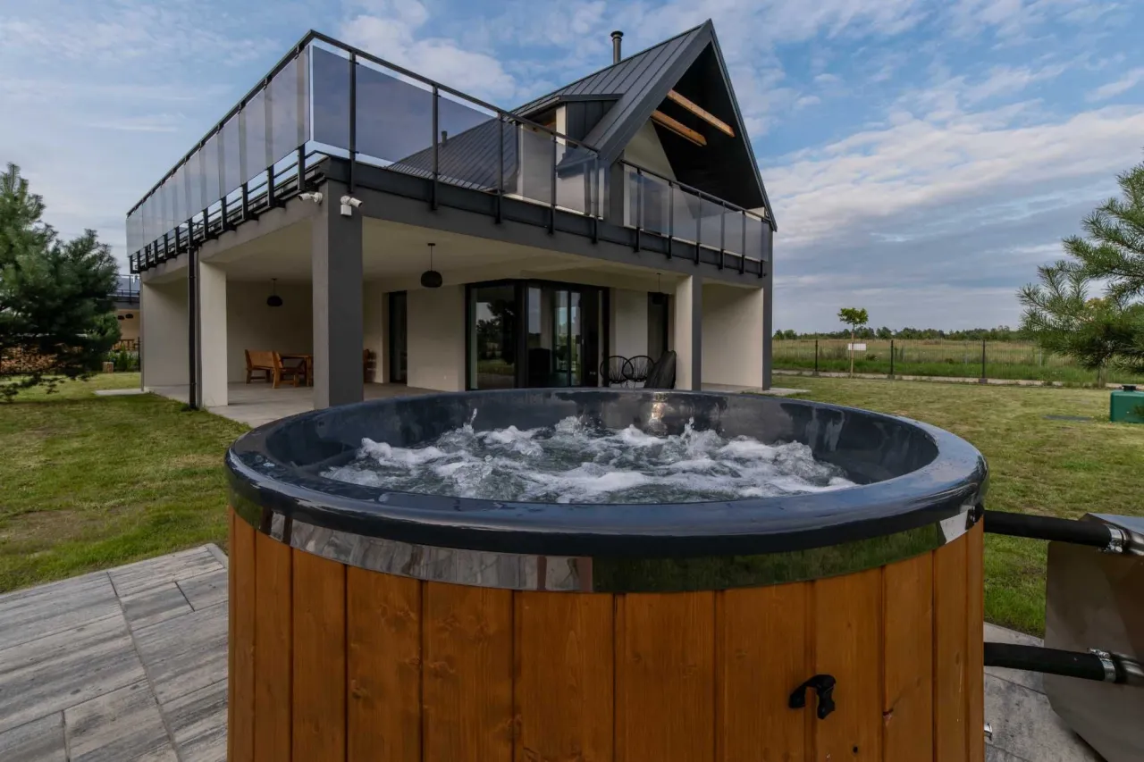 Prywatna balia ogrodowa i sauna w domku na Mazurach