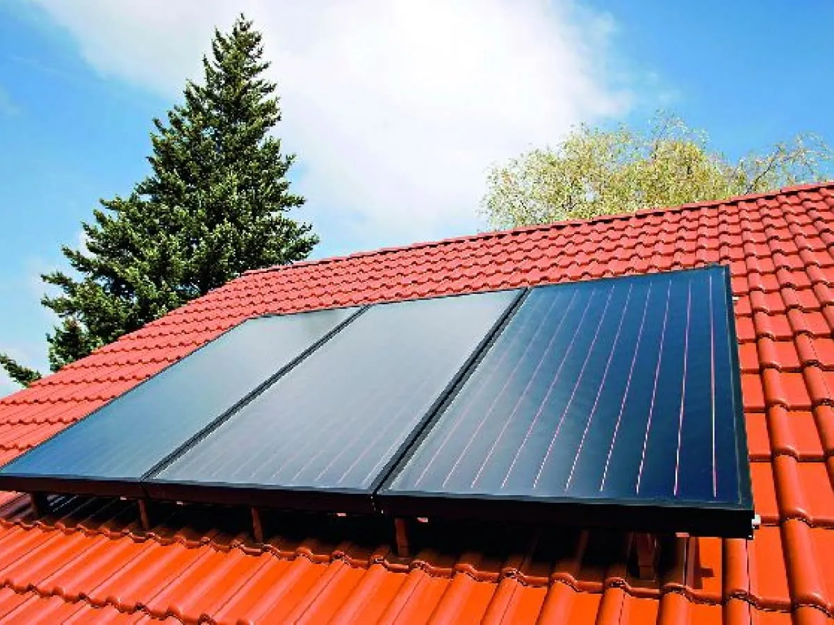 Kolektor słoneczny na dachu domu