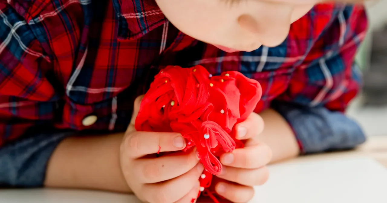 Dziecko bawi się woreczkami sensorycznymi Montessori