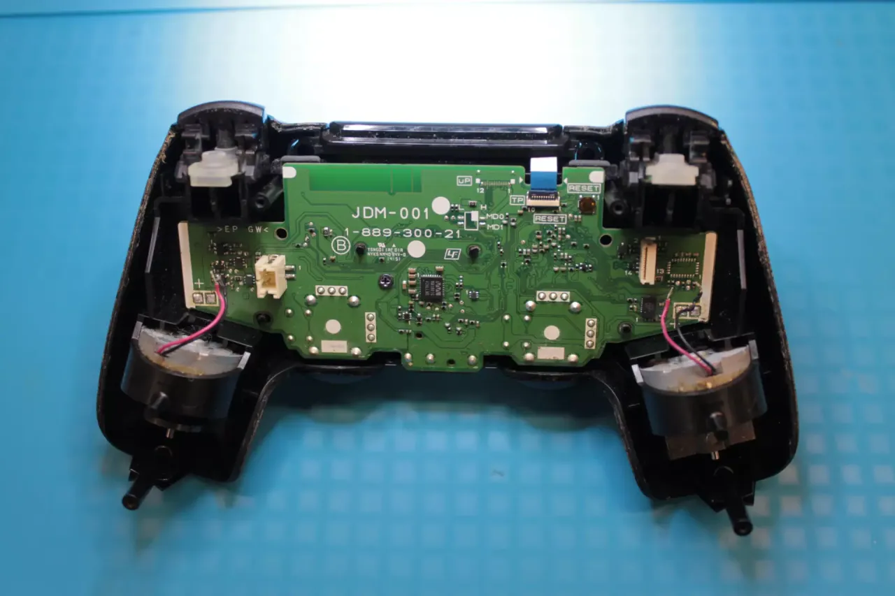 DualShock 4 przycisk resetu