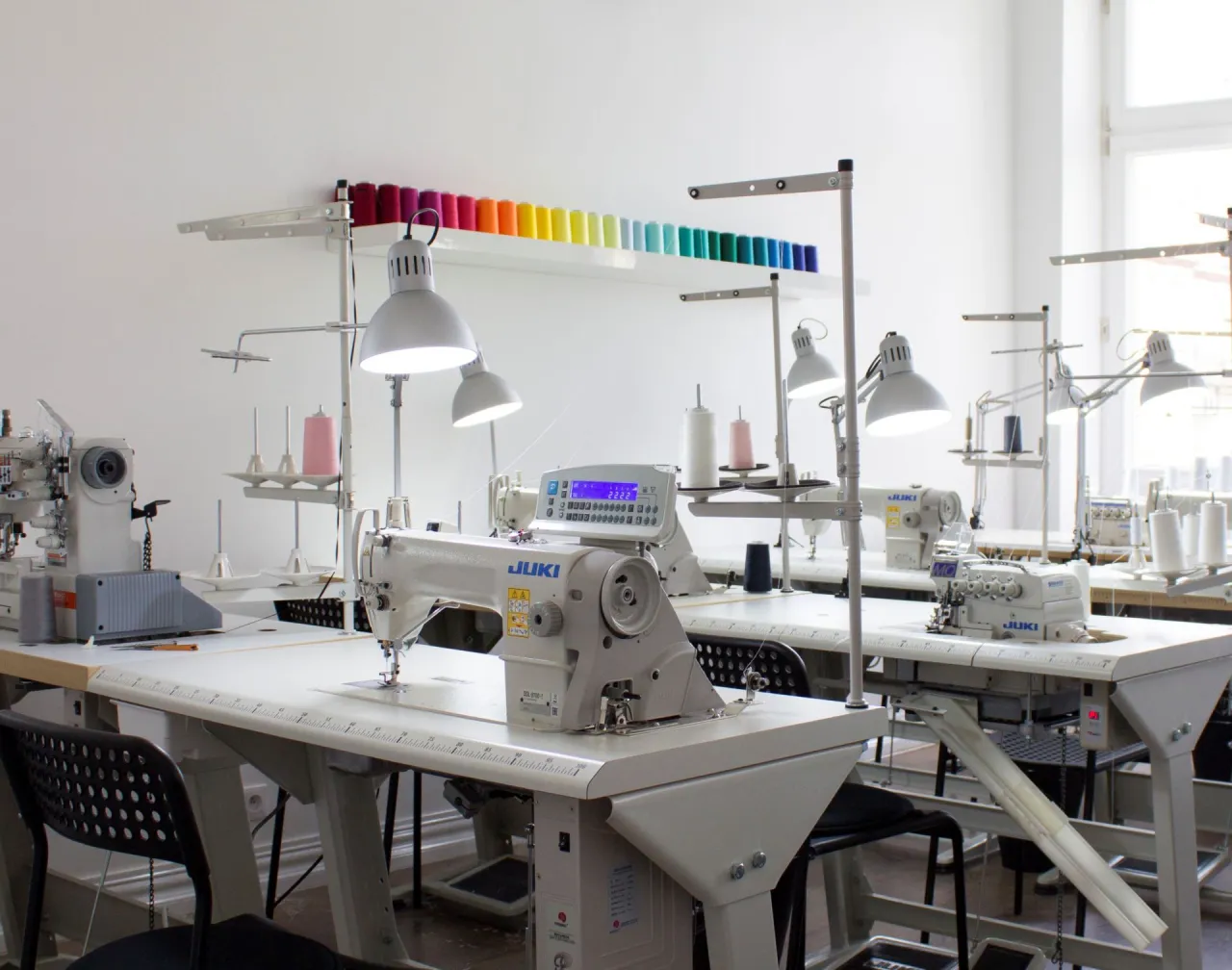 materiały do szycia stanika sportowego, narzędzia krawieckie