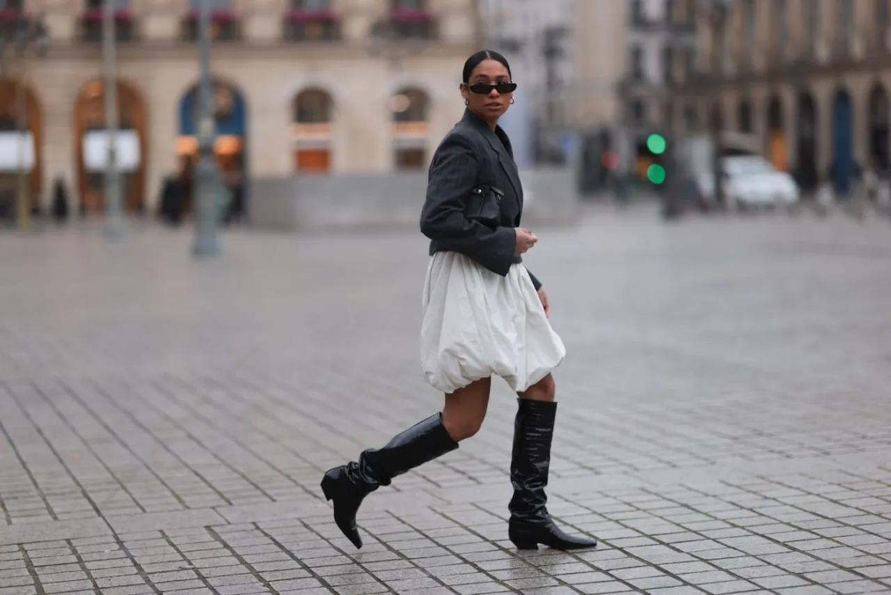 spódnica bombka stylizacje z dopasowaną górą i obcasami