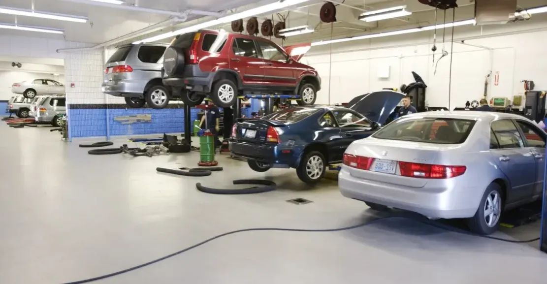 por&oacute;wnanie koszt&oacute;w serwisu samochodowego ASO vs warsztat niezależny