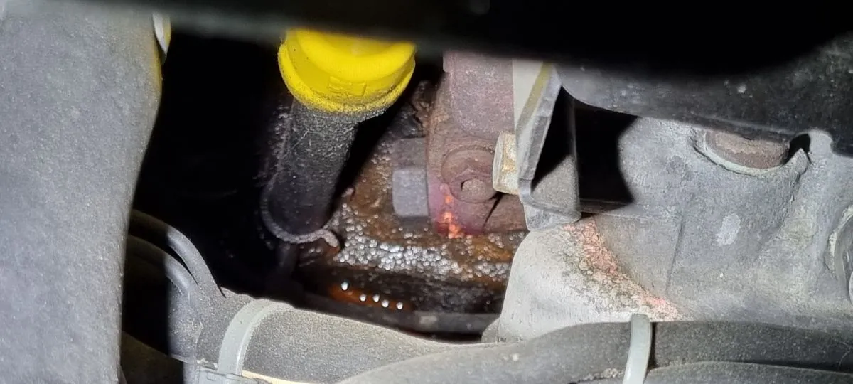 wyciek płynu chłodniczego pod samochodem