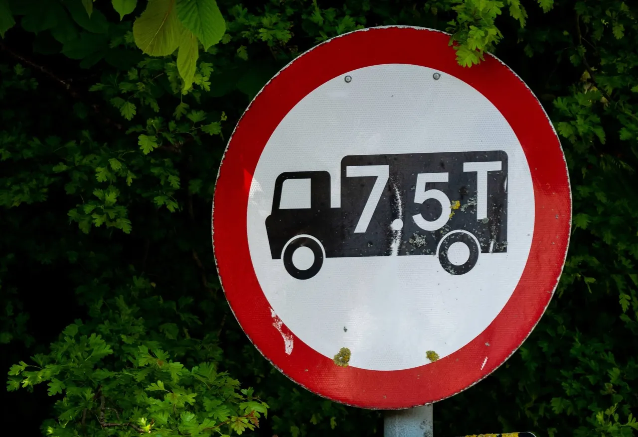 Znaki drogowe ograniczenia tonażowe dla ciężar&oacute;wek
