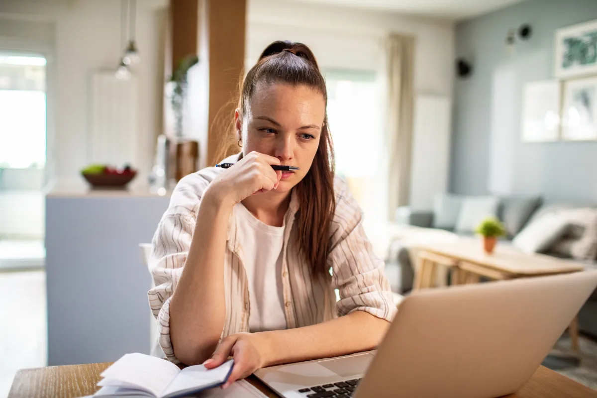 osoba składająca wniosek online na laptopie w domu