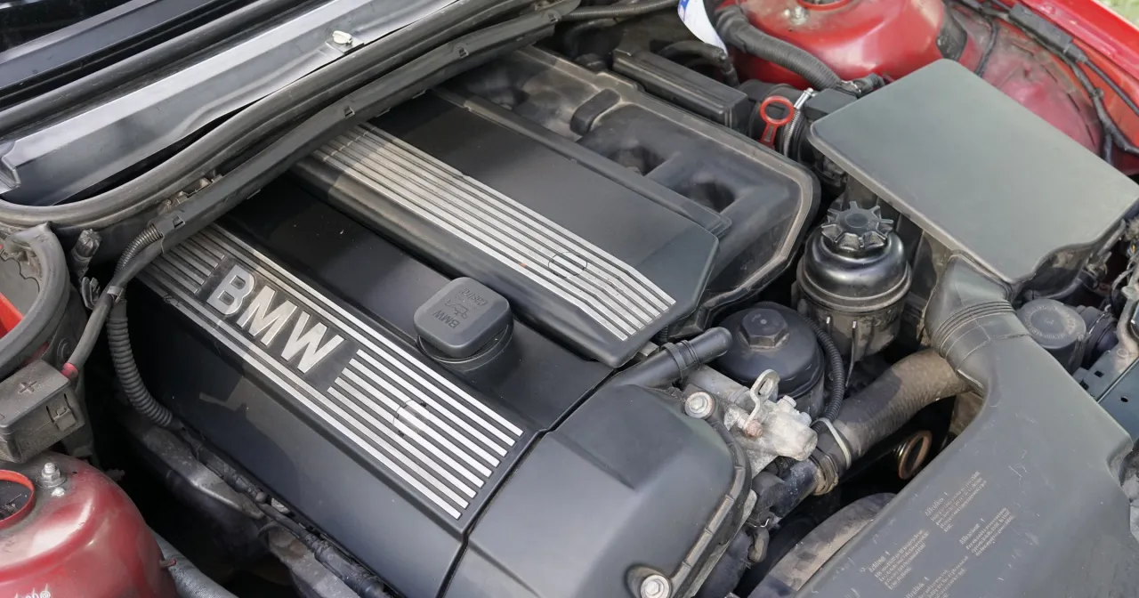 Silnik BMW E46 Lift. Widoczny czarny kolektor dolotowy z napisem BMW i srebrnymi wstawkami.