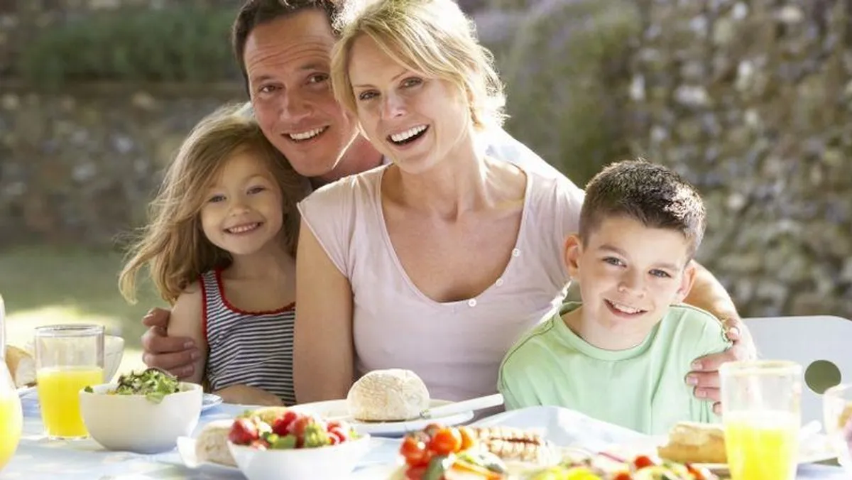 Polska rodzina z dziećmi uśmiechnięta