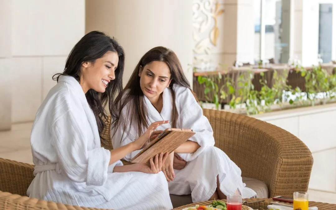 kobieta w szlafroku hotelowym w spa