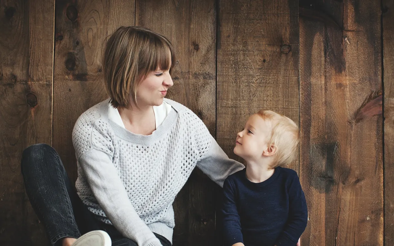 Rodzic rozmawiający z dzieckiem o nauce, przykłady dialog&oacute;w