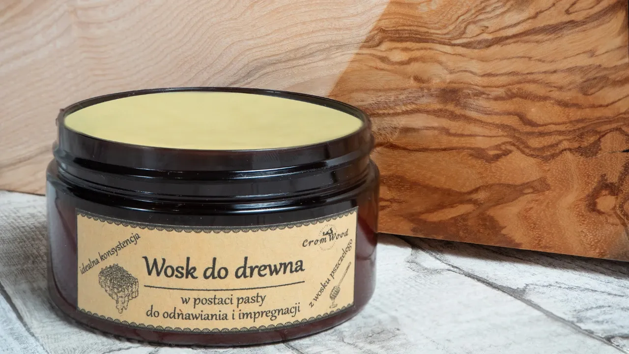 złoty wosk do mebli w sklepie, p&oacute;łka z woskami