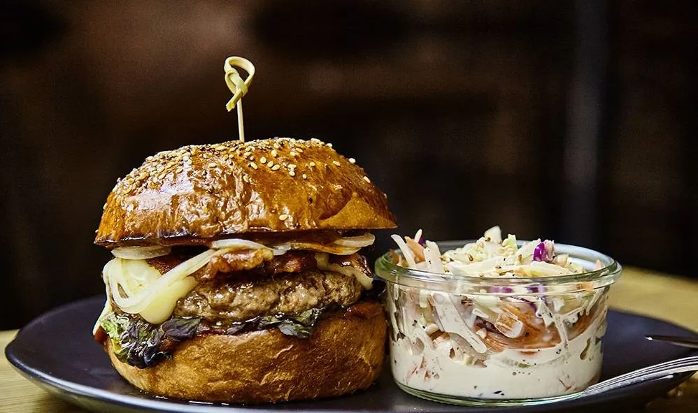 apetyczny burger rzemieślniczy w restauracji