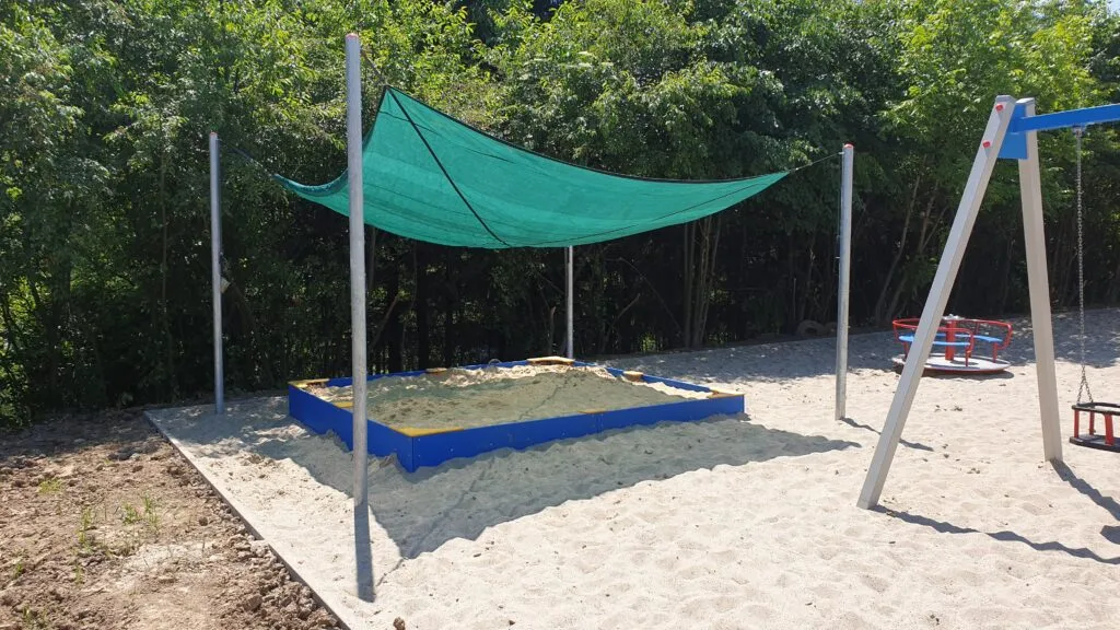 bezpieczna nawierzchnia plac zabaw piasek kora maty