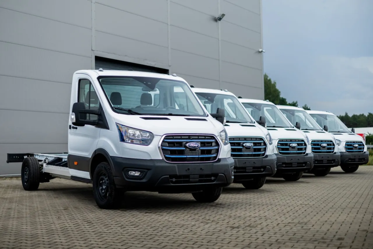 Rząd białych Fordów Transit. Zastanawiasz się, jakie prawo jazdy na busa na 9 osób?