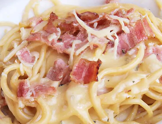 ingredientes para pasta con queso parmesano nata y pasta cruda