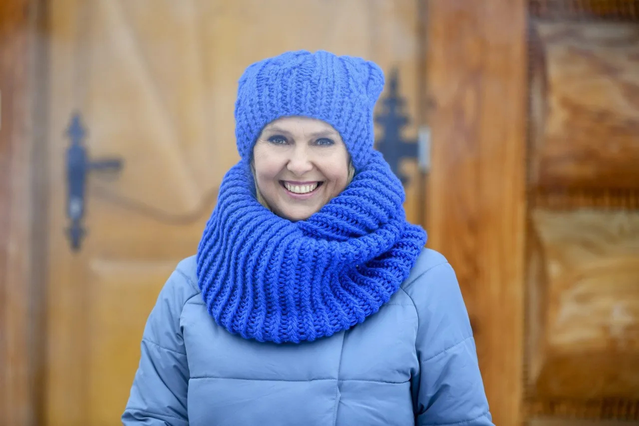 kobieta w czapce w ciepłych kolorach, czapki w odcieniach beżu, musztardy, oliwki