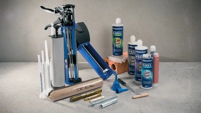 czyszczenie otworu pod kotwę chemiczną szczotka i pompka