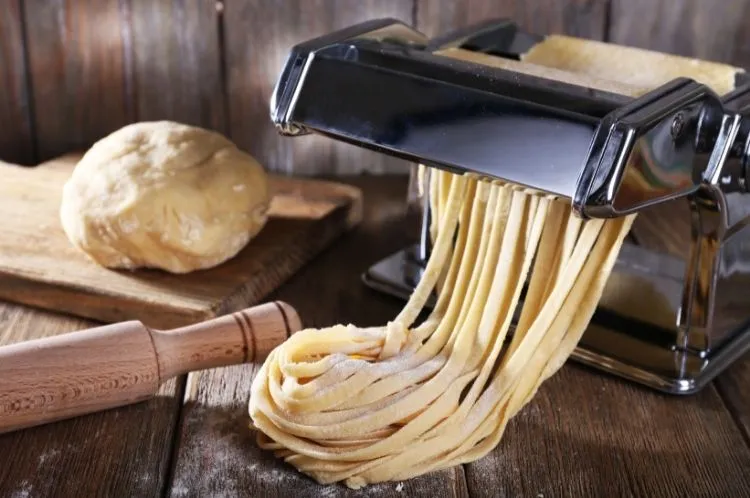 estirar masa de pasta sin gluten con m&aacute;quina