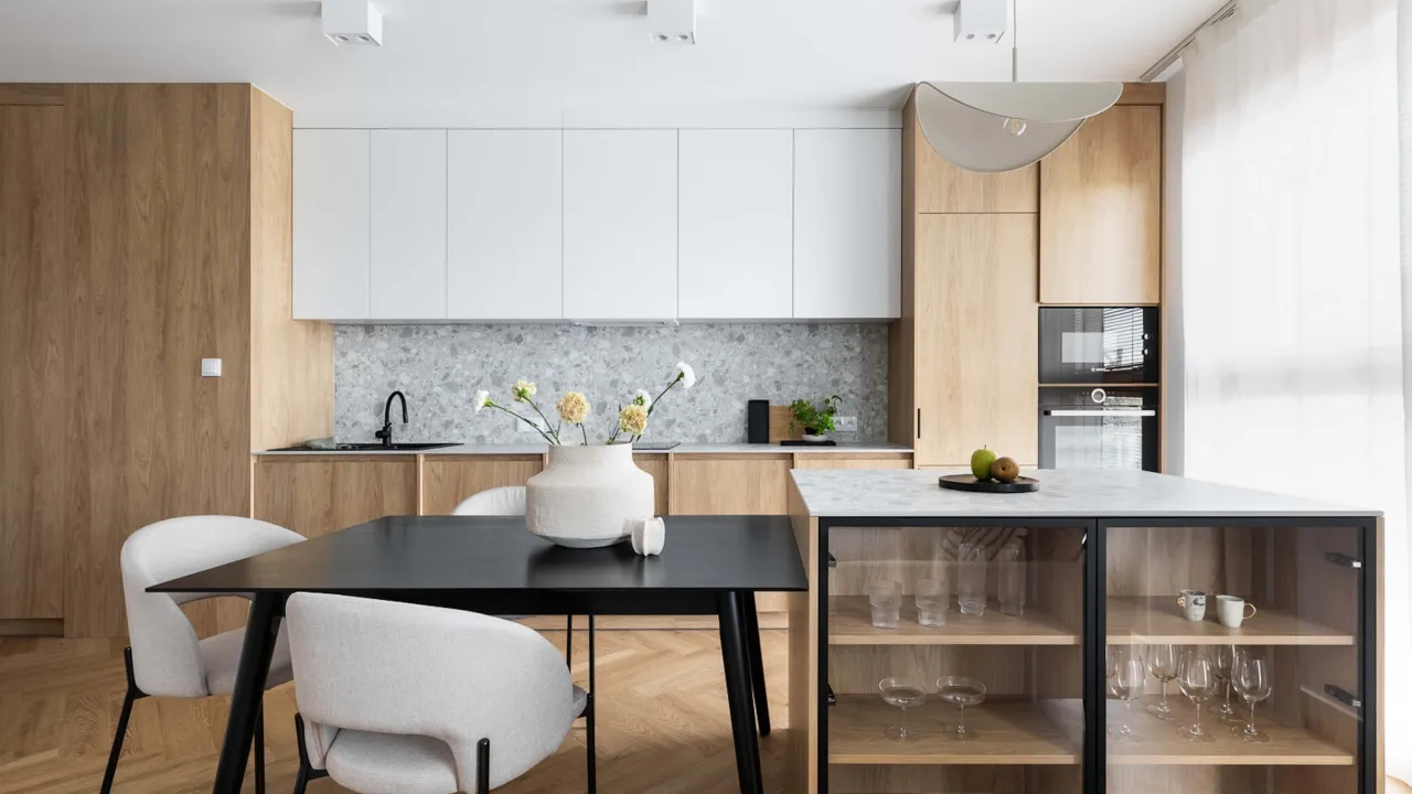 kuchnia w ciepłych barwach ziemi