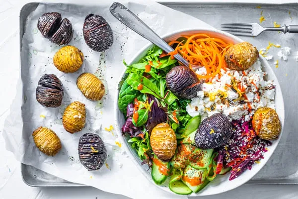 Bunte und vielf&auml;ltige Buddha Bowl mit verschiedenen Komponenten
