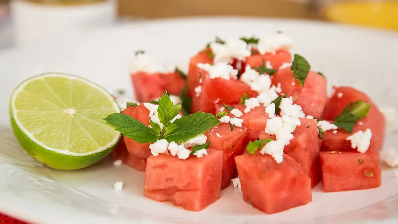 frischer Melonen Feta Salat mit Minze in einer Schale angerichtet