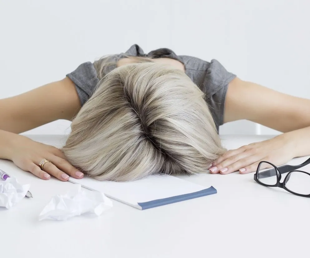 osoba zmęczona przygnębiona