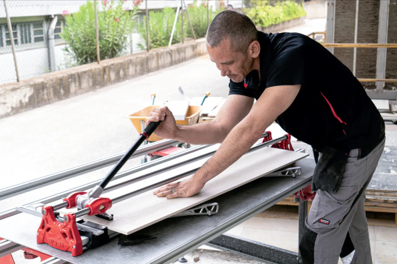 przecinarka ręczna vs elektryczna do płytek