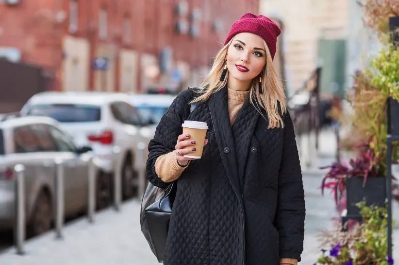 Zdjęcie Czarne płaszcze oversize – inspirujące stylizacje na każdą okazję