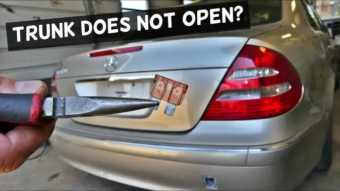 Zdjęcie Jak otworzyć bagażnik bez kluczyka Mercedes W211 - proste metody