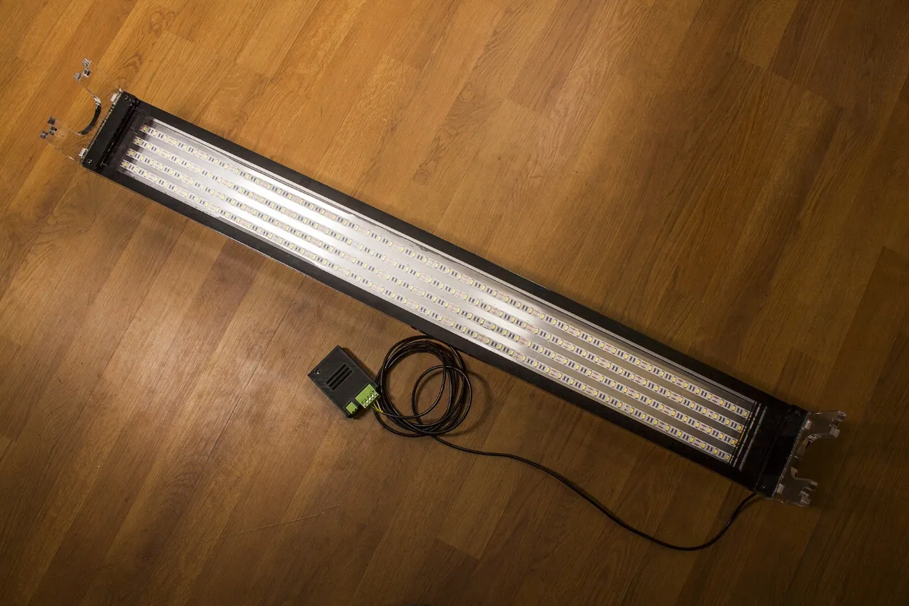 Długi panel LED zasilany przez mały transformator, idealny do projektu 