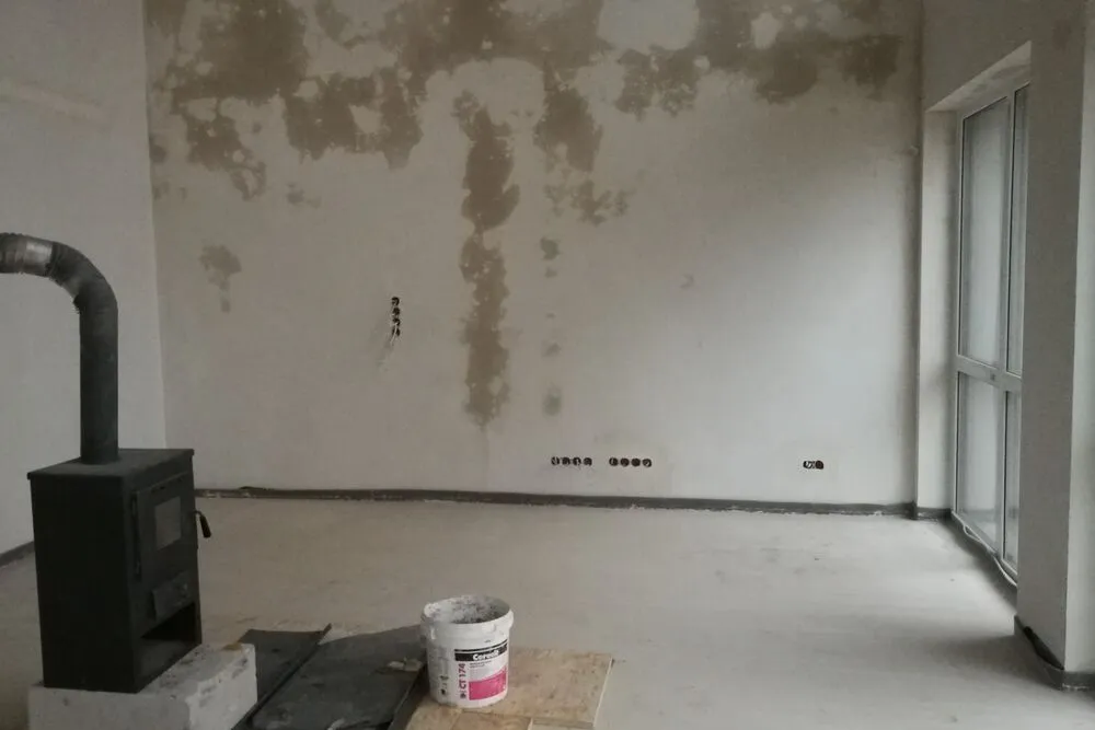 Ściana z tynkiem cementowo-wapiennym w trakcie schnięcia