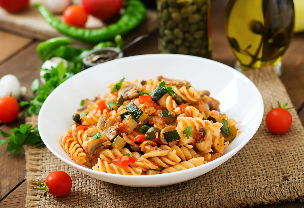Pyszny makaron fusilli z cukinią, pieczarkami i pomidorami. Idealny pomysł na to, jaki sos do makaronu z warzywami wybrać.