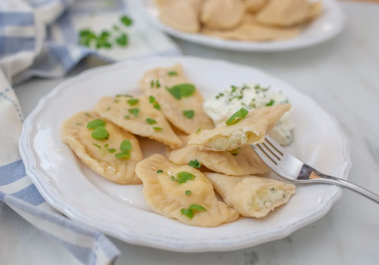 Talerz pierogów ruskich z cebulką i śmietaną