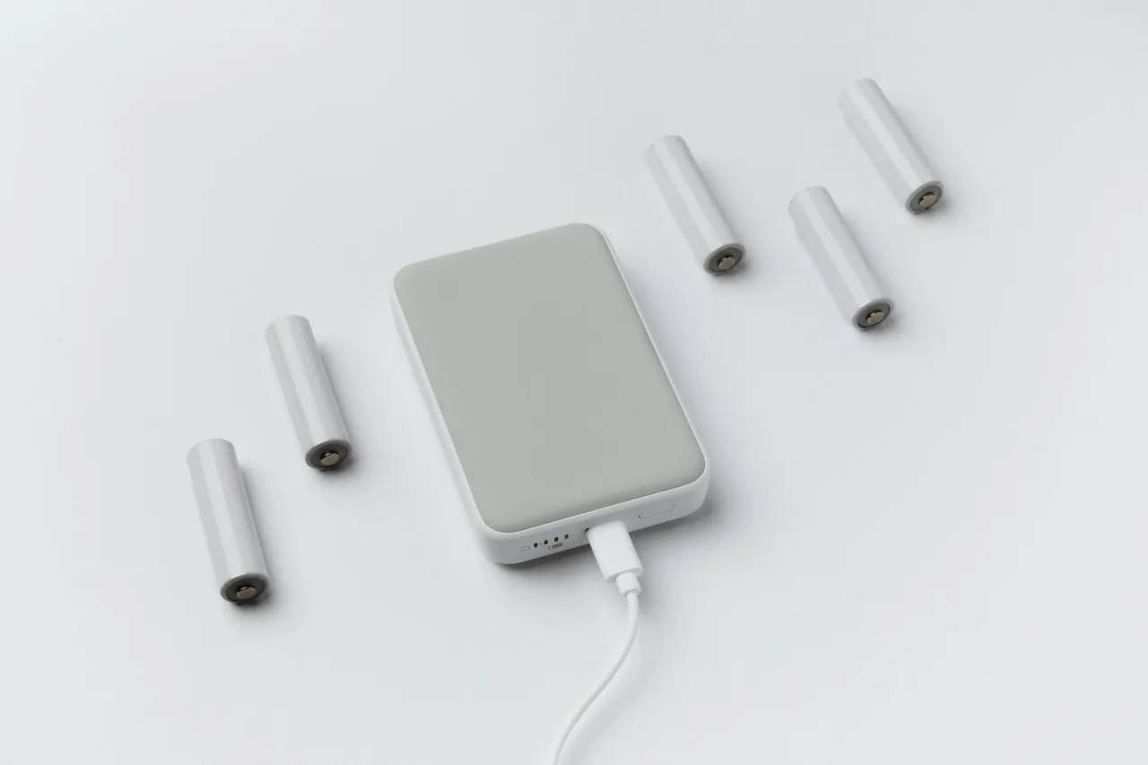 Szare powerbanki o dużej pojemności i baterie AA. Czy powerbanki o dużej pojemności można przewozić w samolocie?