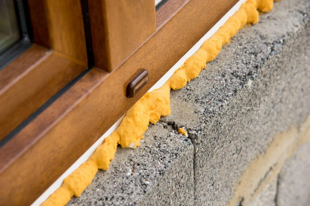 zaschnięta pianka montażowa na ościeżnicy