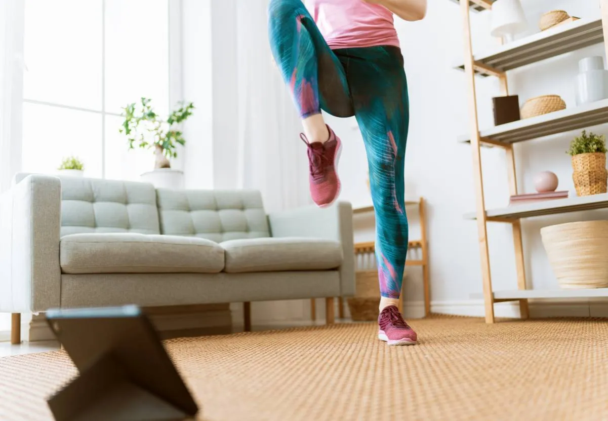 różne wariacje biegania w miejscu