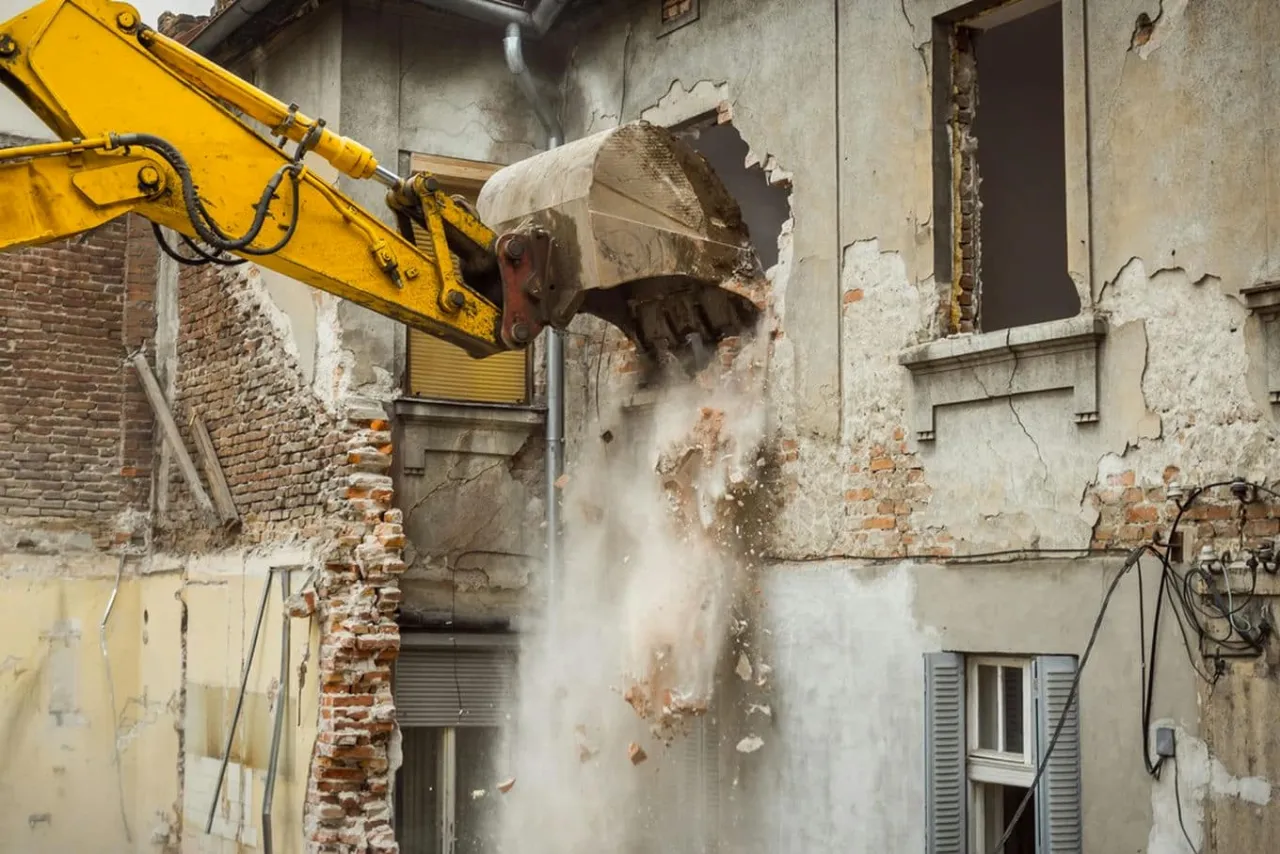 bezpieczeństwo na placu rozbi&oacute;rki budynku
