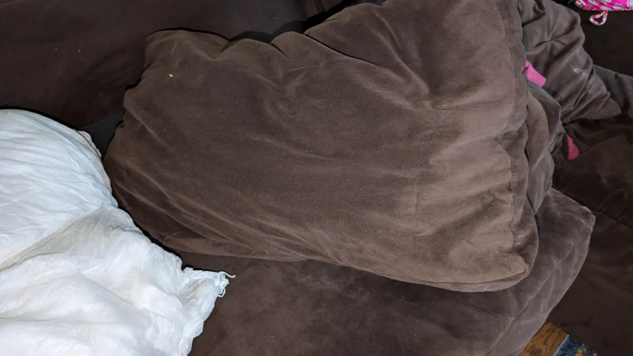 wymiana wypełnienia w poduszce kanapowej